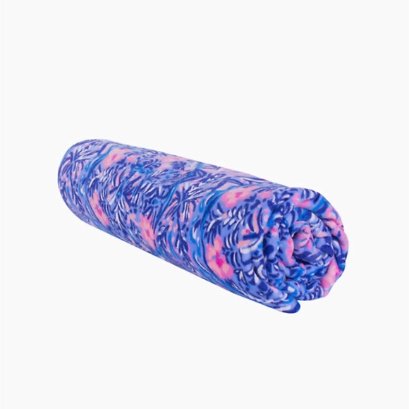 Brand New Lilly Pulitzer Beach Towel Blue Pery Taking It Easy - Picture 2 of 2